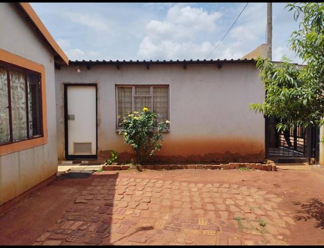 2 BEDROOM HOUSE FOR SALE IN MOLELEKI EXT 3